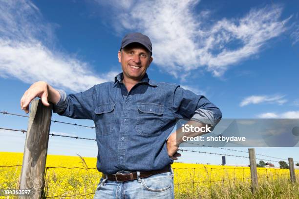 Photo libre de droit de Agriculteur Et Clôture banque d'images et plus d'images libres de droit de S'appuyant - S'appuyant, Poteau en bois, Agriculteur