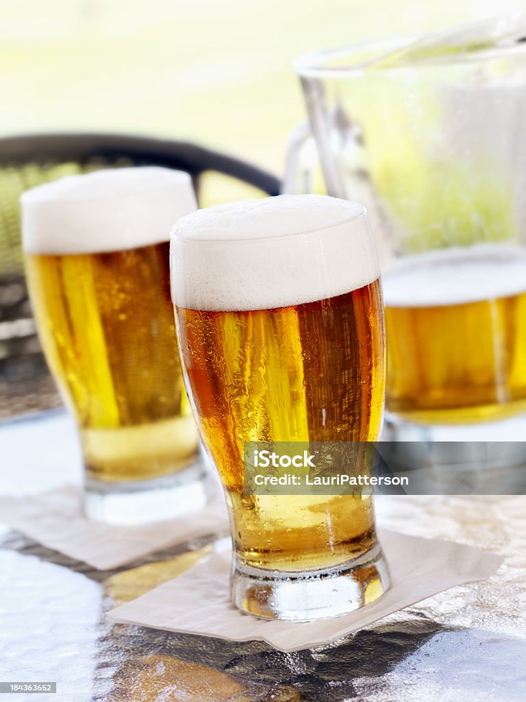 Pintes de bière sur un Patio extérieur - Photo de Bière libre de droits