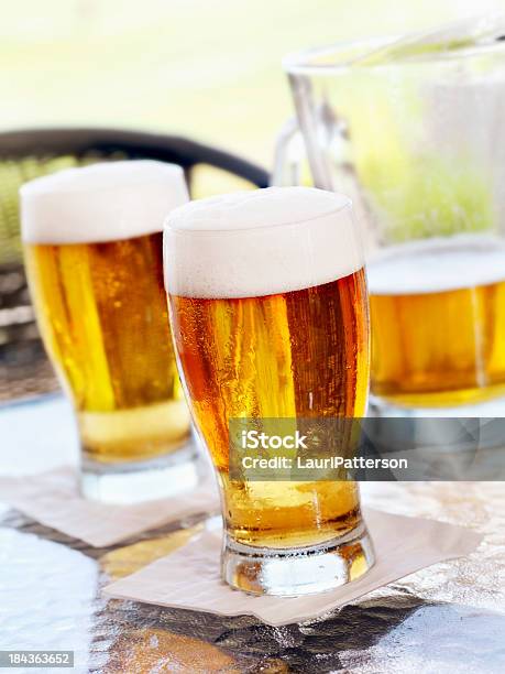 Copos De Cerveja Em Um Outdoor De Jardim - Fotografias de stock e mais imagens de Cerveja - Cerveja, Verão, Copo de Cerveja