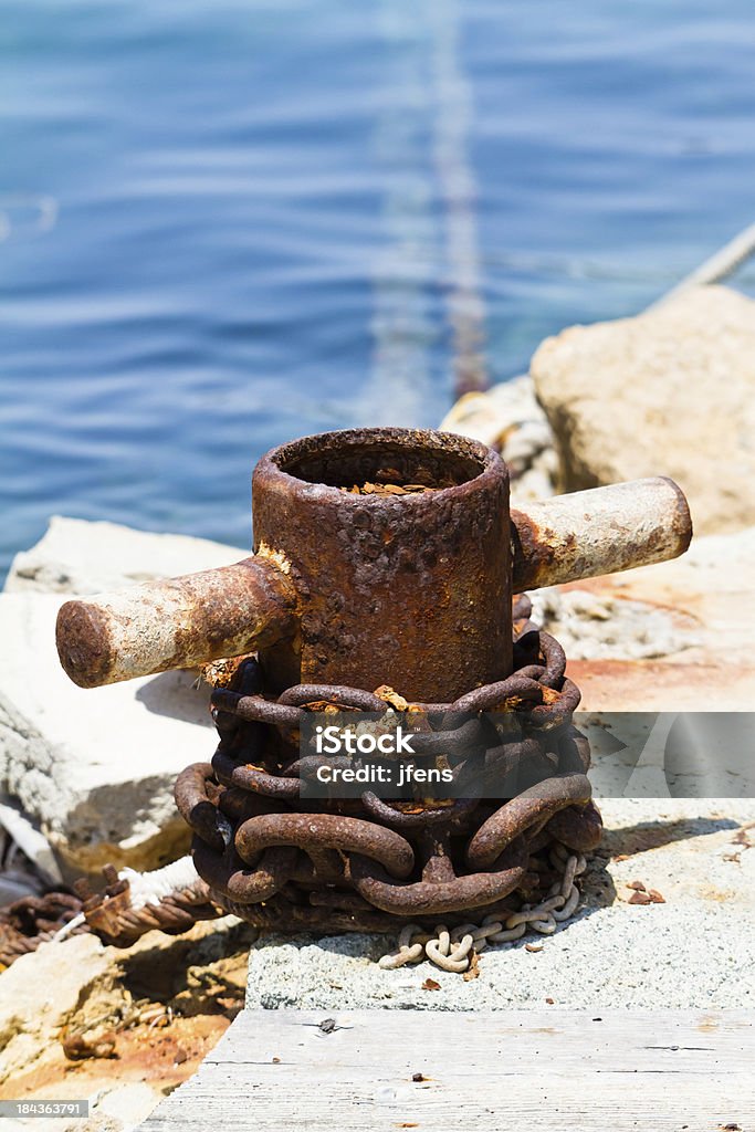 Rusty de postes de amarração - Foto de stock de Ancorado royalty-free