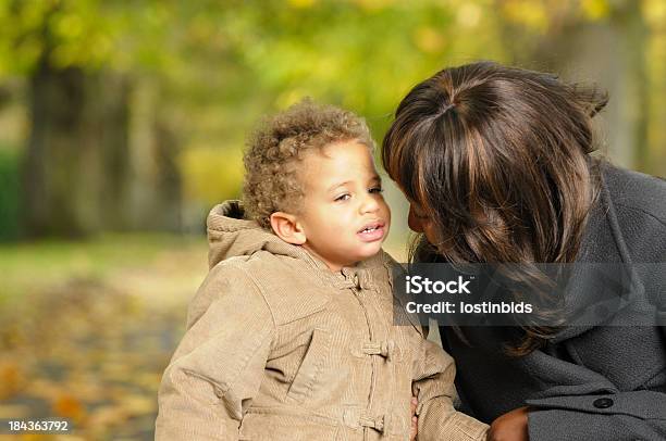유아 어린이 스피킹 그의 구슬눈꼬리 Carer 파크 유아에 대한 스톡 사진 및 기타 이미지 - 유아, 말하기, 부모