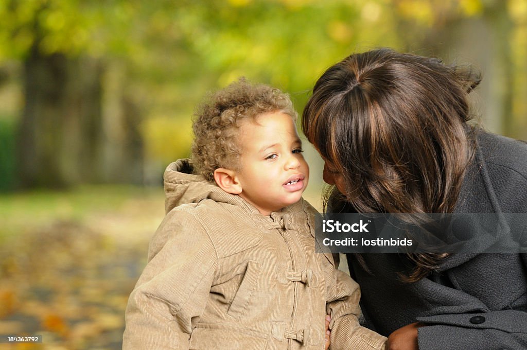 Bebé/criança pequena falar com sua mãe/prestador de cuidados no parque - Royalty-free Criança pequena Foto de stock