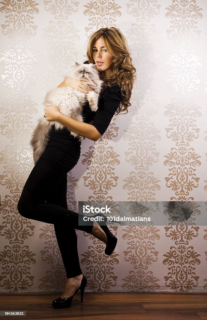 Привлекательная женщина с Персидская кошка - Стоковые фото В полный рост роялти-фри