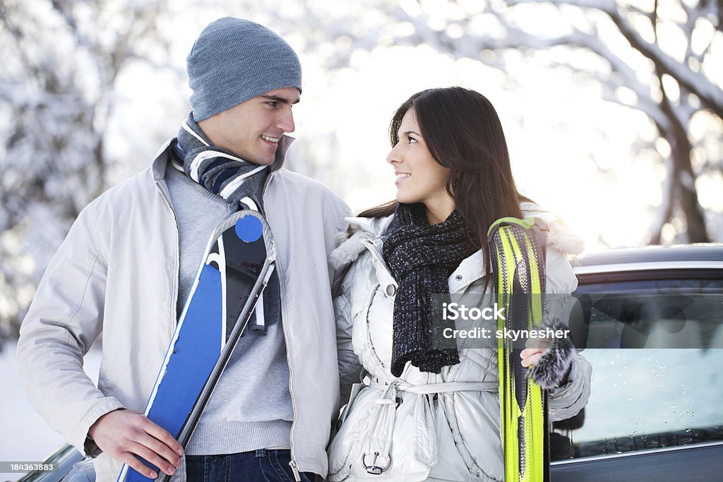 Красивая пара держит ski стоек. - Стоковые фото Автом�обиль роялти-фри