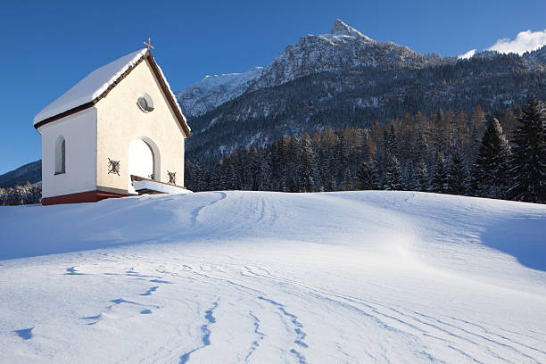 capela em uma paisagem de inverno neve coberta, tirol, áustria - forchach imagens e fotografias de stock