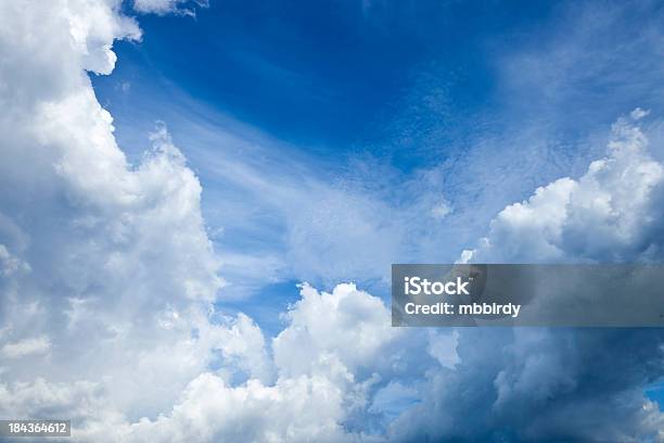 Espectacular Cielo De Verano Foto de stock y más banco de imágenes de Aire libre - Aire libre, Azul, Belleza de la naturaleza