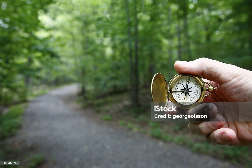 Brújula por senderos de madera - Foto de stock de Brújula libre de derechos