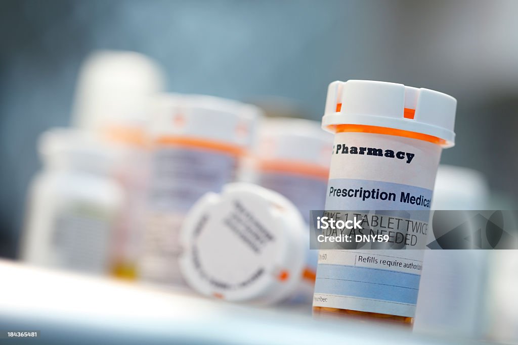 Leków wydawanych butelek siedzi na blat laboratoryjny - Zbiór zdjęć royalty-free (Lek na receptę)