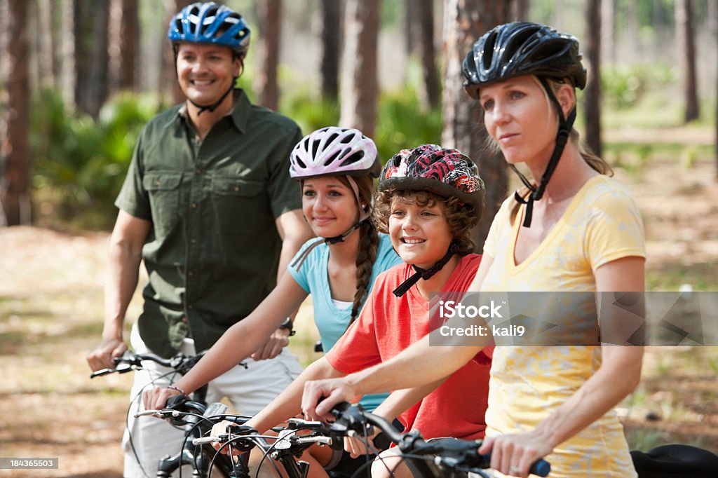Família andando de bicicletas - Foto de stock de 14-15 Anos royalty-free