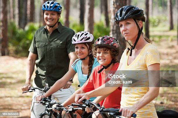 Foto de Família Andando De Bicicletas e mais fotos de stock de 14-15 Anos - 14-15 Anos, 40-49 anos, 8-9 Anos
