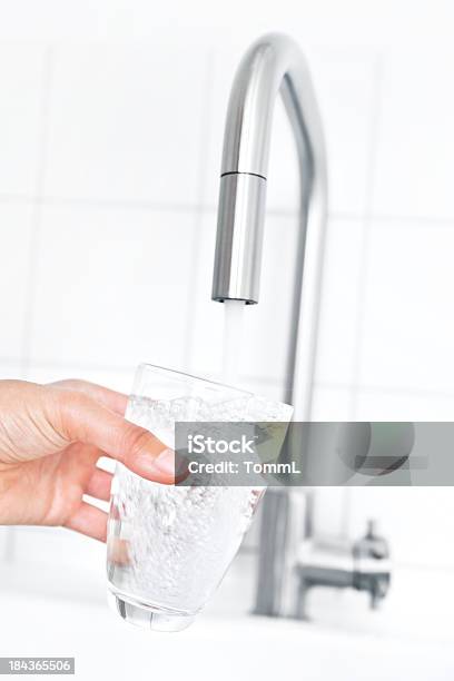 Füllen Glas Wasser Stockfoto und mehr Bilder von Flüssigkeitshahn - Flüssigkeitshahn, Trinkglas, Trinken