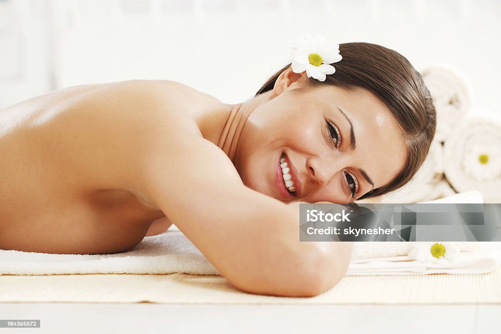 Bela brunette relaxante no spa - Foto de stock de 20 Anos royalty-free