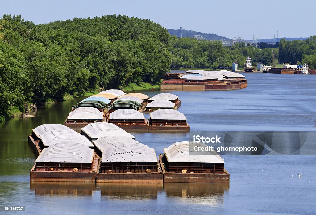 Grain-Schiffen auf den Fluss - Lizenzfrei Illinois River Stock-Foto