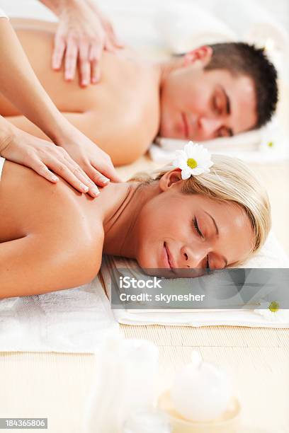 Foto de Jovem Casal Tendo Uma Massagem Nas Costas No Spa Centre e mais fotos de stock de Casal