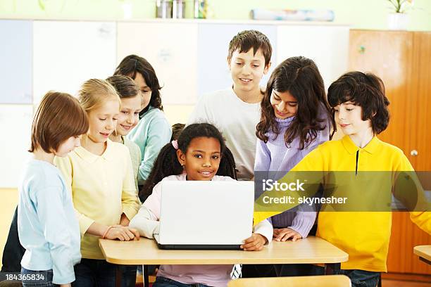 Photo libre de droit de Élève En Salle De Classe À Laide Dun Ordinateur banque d'images et plus d'images libres de droit de Afro-américain - Afro-américain, Ordinateur portable, 8-9 ans