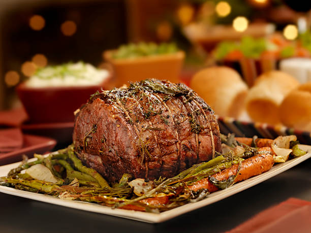 natale arrosto di manzo cena - roast beef meat roasted beef foto e immagini stock