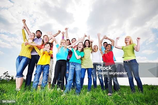 Photo libre de droit de Grand Groupe De Personnes Dans La Nature banque d'images et plus d'images libres de droit de Activité de loisirs - Activité de loisirs, Adolescence, Adolescent