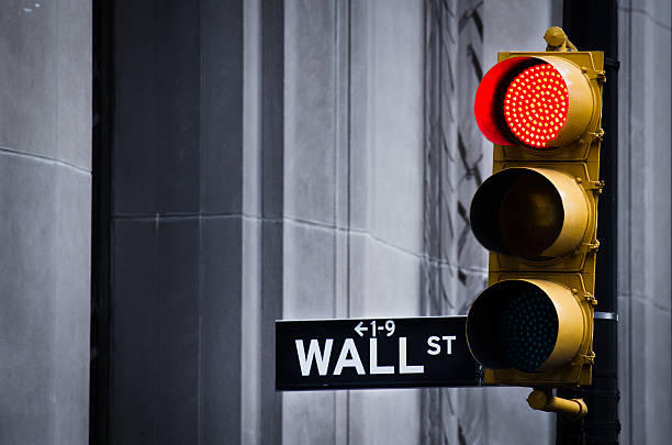 luz vermelha em wall street - wall street stock exchange new york city new york stock exchange imagens e fotografias de stock