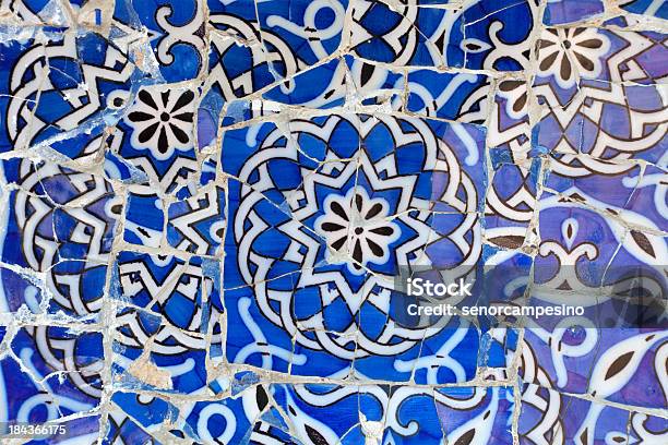 Mosaico De Azulejos Partidos - Fotografias de stock e mais imagens de Acabado - Acabado, Antigo, Antonio Gaudi