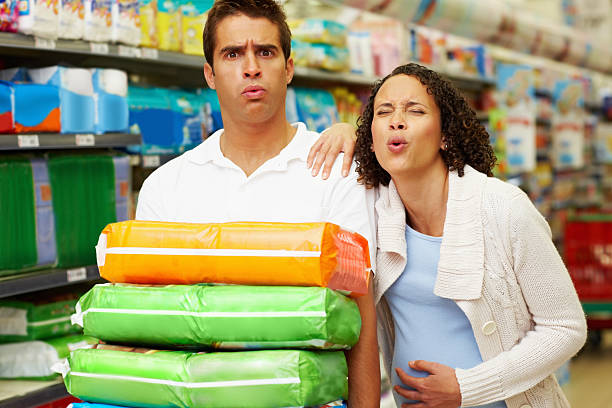 femme souffrant de douleur au super marché du travail avec homme - diaper shopping human pregnancy supermarket photos et images de collection