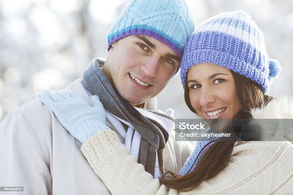Close-up di un giovane coppia indossando berretti di maglia. - Foto stock royalty-free di Abbracciare una persona