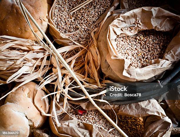 Hausgemachtes Brot Stockfoto und mehr Bilder von Backen - Backen, Brotkrumen, Brotsorte