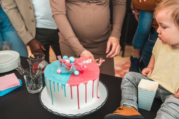 festa gioiosa di rivelazione del genere con una torta splendidamente decorata - 5442 foto e immagini stock