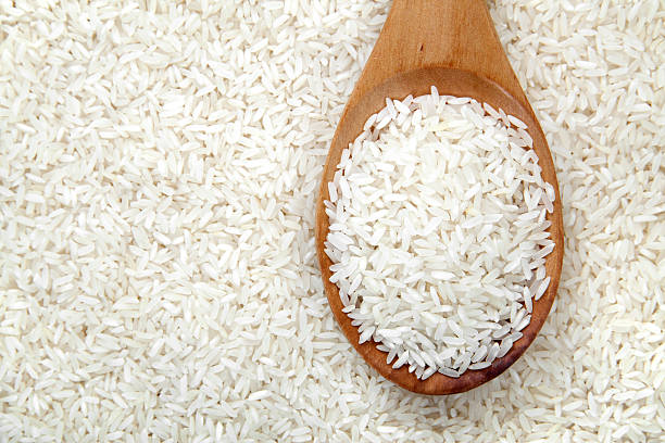 라이스 낟알 in 나무 숟가락으로 - rice cereal plant white rice white 뉴스 사진 이미지