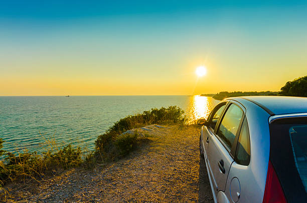 conducir en la puesta de sol - rear view mirror car mirror sun fotografías e imágenes de stock