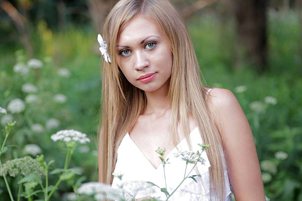 retrato de bonito menina sorridente ao ar livre - pierced abdomen flower beauty imagens e fotografias de stock