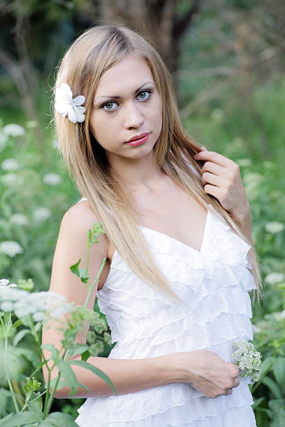 retrato de bonito menina sorridente ao ar livre - pierced abdomen flower beauty imagens e fotografias de stock