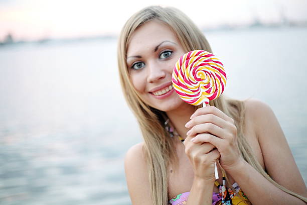 retrato de bonito menina sorridente ao ar livre - pierced abdomen flower beauty imagens e fotografias de stock