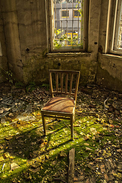 antiga cadeira abandonada em uma casa abandonada - burnt furniture chair old - fotografias e filmes do acervo