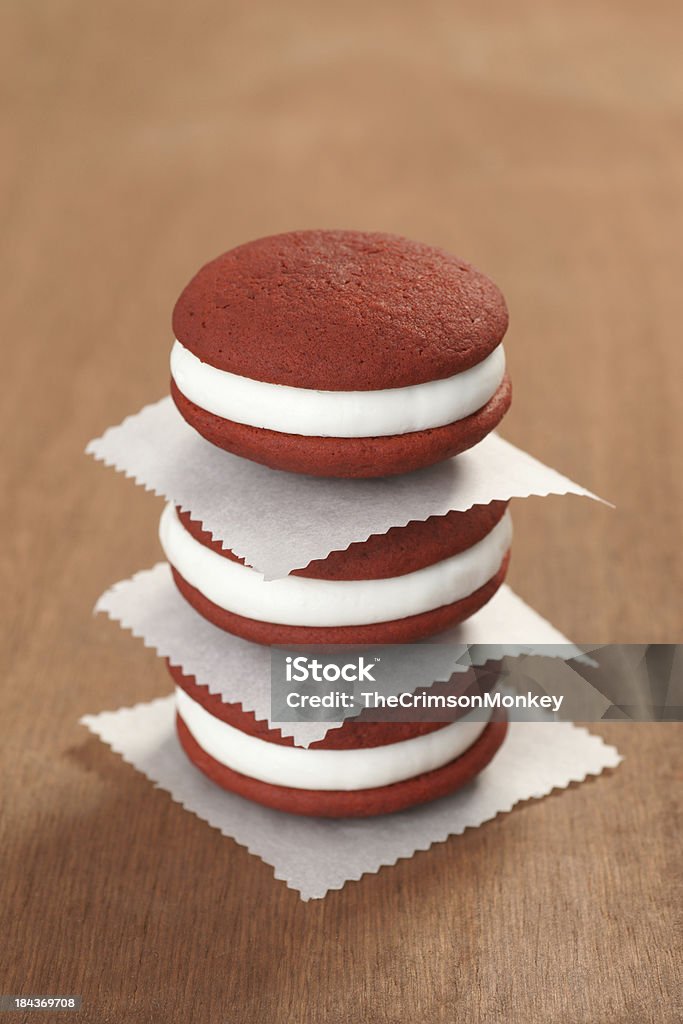 Torta Veludo Vermelho Whoopie pilha - Foto de stock de Biscoito royalty-free