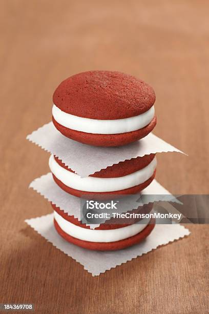 Foto de Torta Veludo Vermelho Whoopie Pilha e mais fotos de stock de Biscoito - Biscoito, Chocolate, Creme - Laticínio