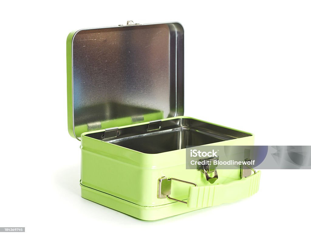 Old verde metal lunchbox inaugurado em um fundo branco. - Foto de stock de Merendeira royalty-free