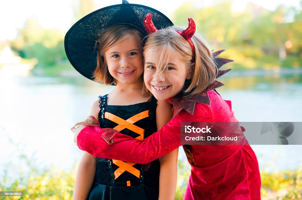 Jolies filles en costumes d'Halloween - Photo de Halloween libre de droits