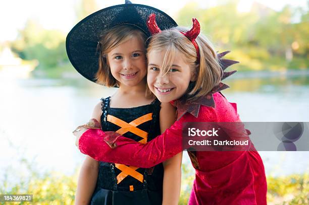 Милые Девочки В Хэллоуин Костюмы — стоковые фотографии и другие картинки Хэллоуин - Хэллоуин, Ведьма, Веселье