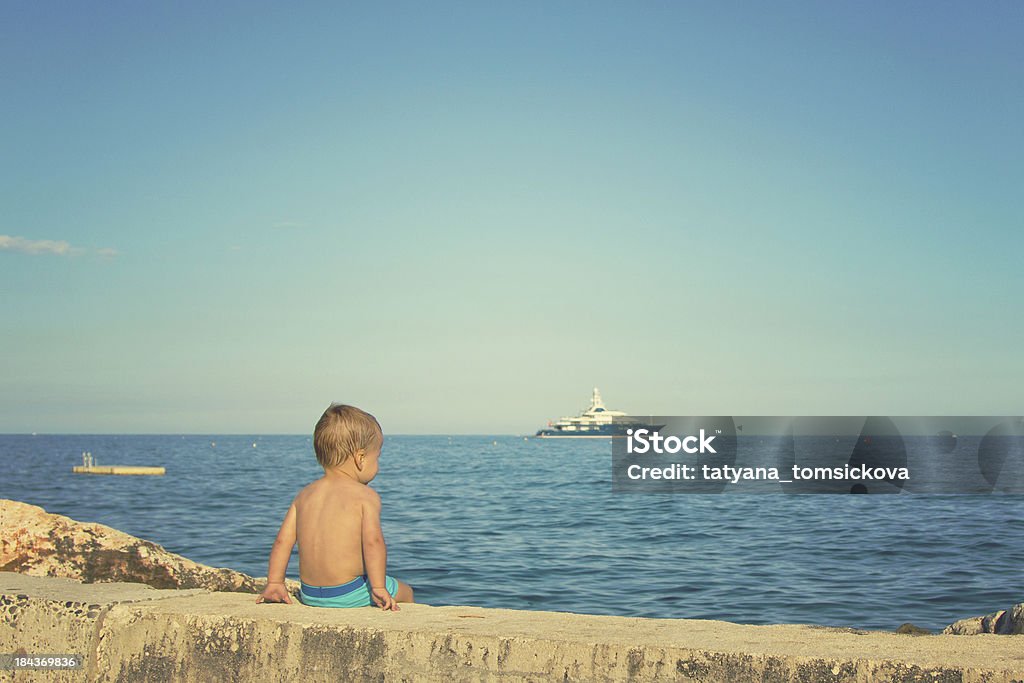 Ragazzo guardando la spedizione - Foto stock royalty-free di Acqua