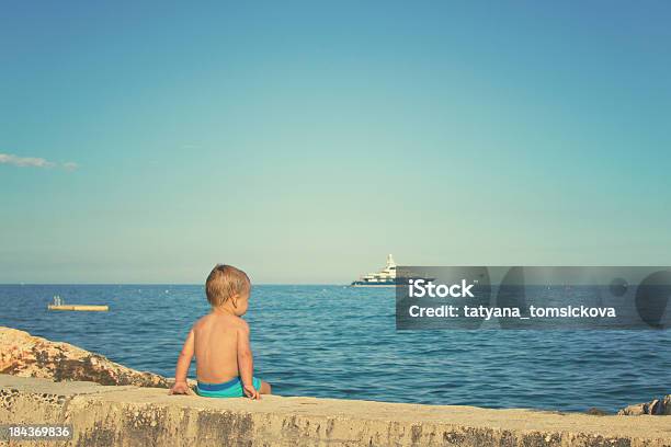 Ragazzo Guardando La Spedizione - Fotografie stock e altre immagini di Acqua - Acqua, All'indietro, Ambientazione esterna