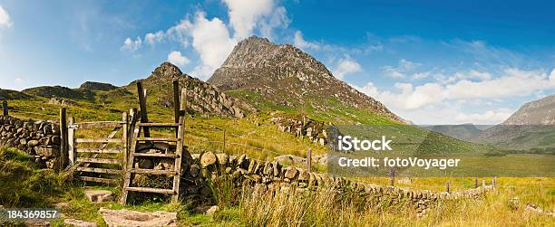 スノードニア Tryfan トレイル Stile ランドマークの尾根ウェールズパノラマ - スノードニア国立公園のストックフォトや画像を多数ご用意 - スノードニア国立公園, スノードニア, 夏