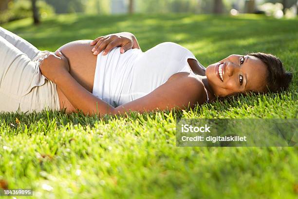 Linda Mulher Grávida - Fotografias de stock e mais imagens de Grávida - Grávida, Mulheres, Só Uma Mulher