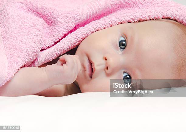 Foto de Pequeno Bebê e mais fotos de stock de 0-11 meses - 0-11 meses, Bebê, Beleza