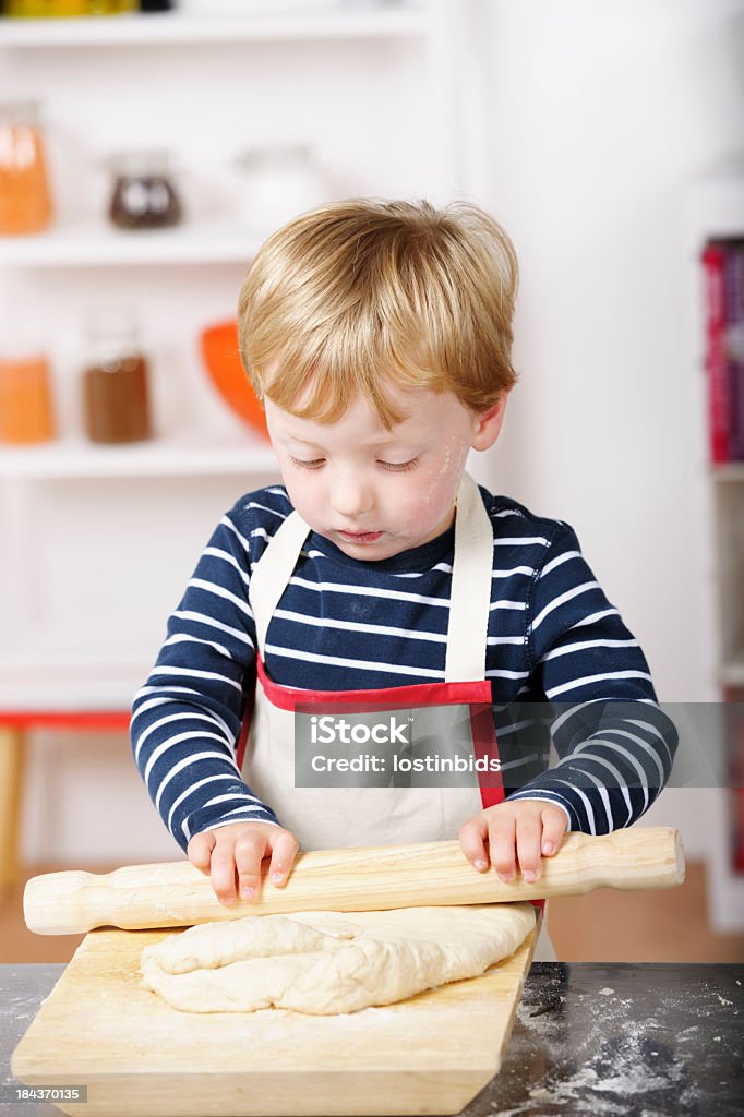 Gros plan de petit garçon préparation de Pâte à pétrir - Photo de 2-3 ans libre de droits