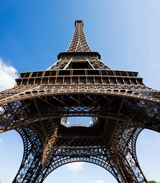 der eiffelturm in paris, frankreich - clear sky low angle view eiffel tower paris france stock-fotos und bilder