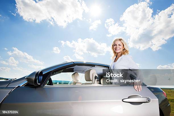 Bela Mulher Abrindo A Porta De Carro - Fotografias de stock e mais imagens de Novo - Novo, Conduzir, SUV