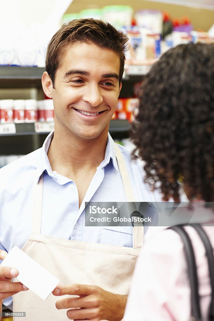 Servicio con una sonrisa. - Foto de stock de 30-39 años libre de derechos