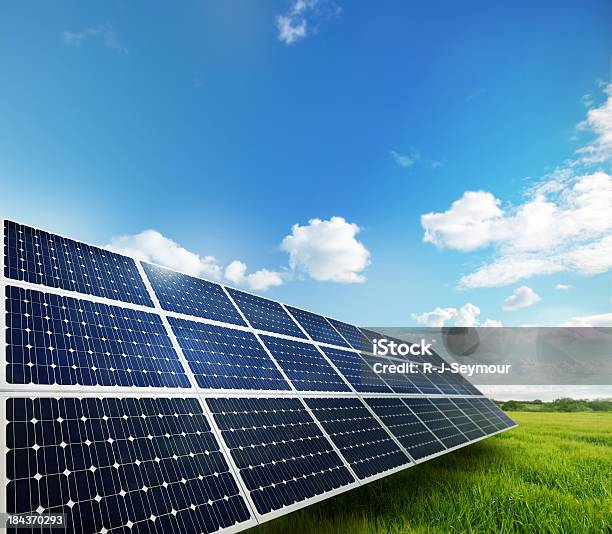 Panele Słoneczne W Polu Trawy - zdjęcia stockowe i więcej obrazów Panel słoneczny - Panel słoneczny, Elektrownia słoneczna, Energia słoneczna