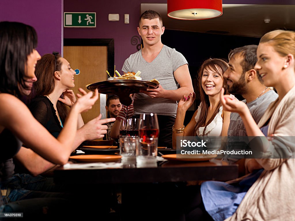 Amigos, socializar-se em um restaurante - Foto de stock de Comer royalty-free