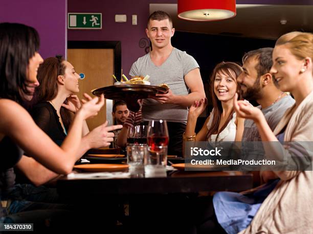 Foto de Amigos Socializarse Em Um Restaurante e mais fotos de stock de Comer - Comer, Comida, Latino-americano